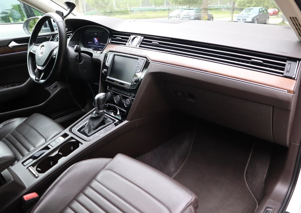 Volkswagen Passat cena 97500 przebieg: 150000, rok produkcji 2016 z Katowice małe 466